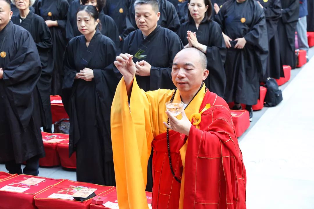 本寺监院,寺务处副主任慧觉法师主法,带领居士们效法诸佛菩萨救度众生