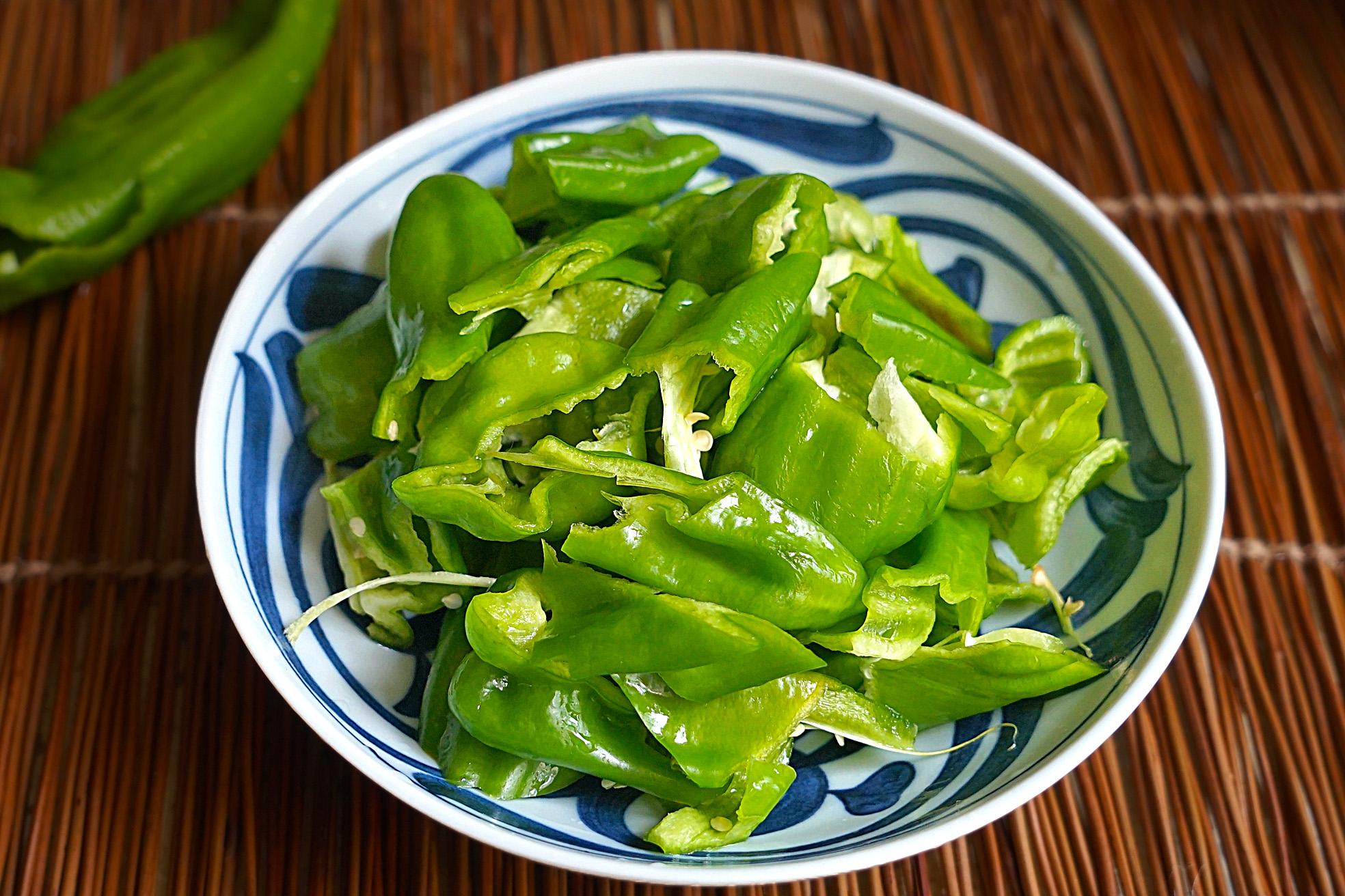 675,开大火,快速翻炒,炒至辣椒表皮微微发皱的程度,和炒虎皮青椒一