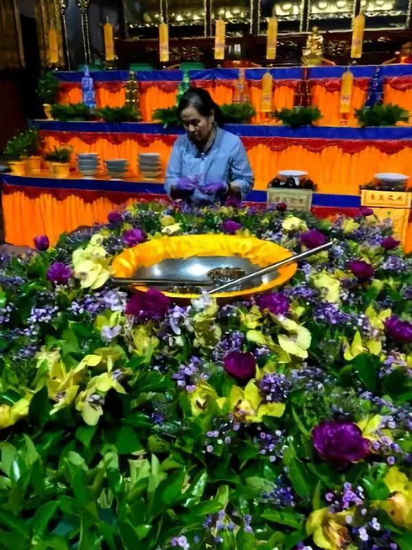 陈冠伶老师亲自带领插花班学员布置法会坛场幕后花絮:本次活动所