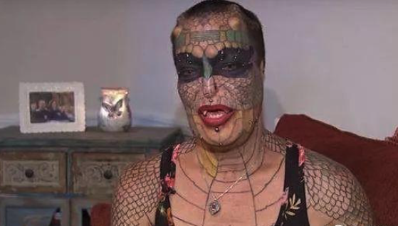 美国一男子自认为自己不是人类不惜摘除耳朵变成龙人