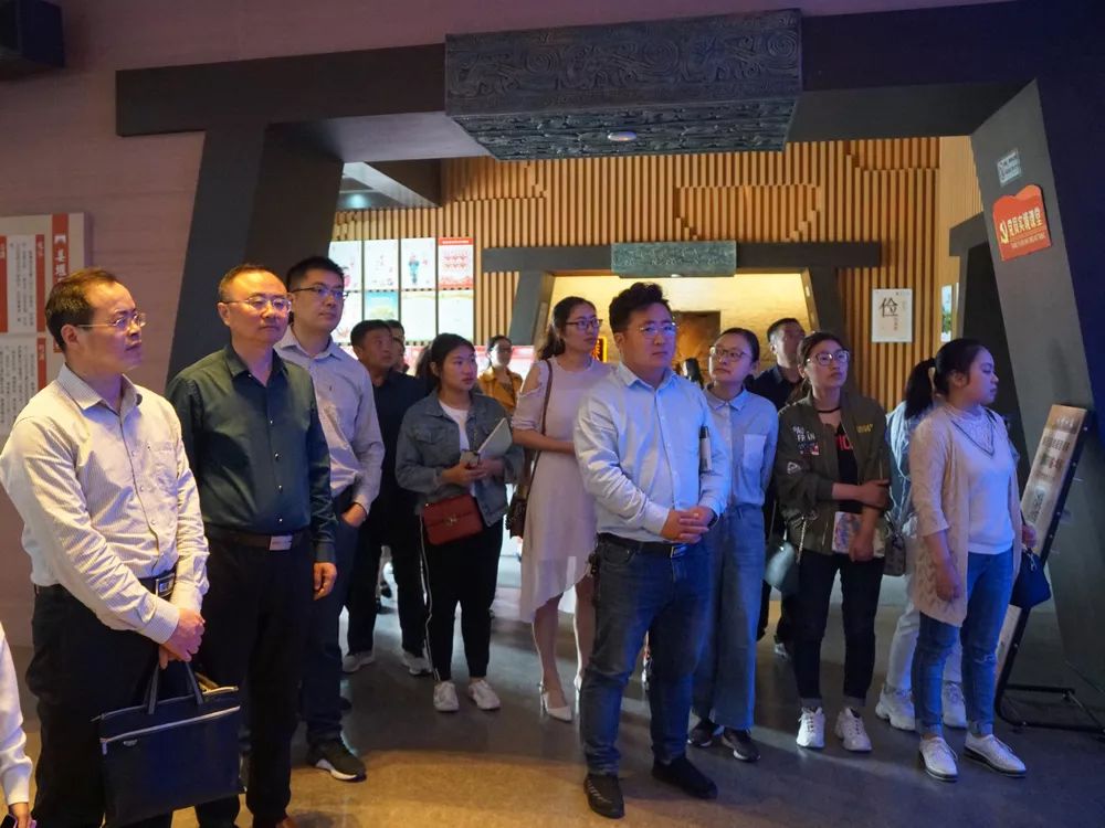 参加了第二十次集中培训来到姜堰区博物馆,东桥小学读写班全体学员5月