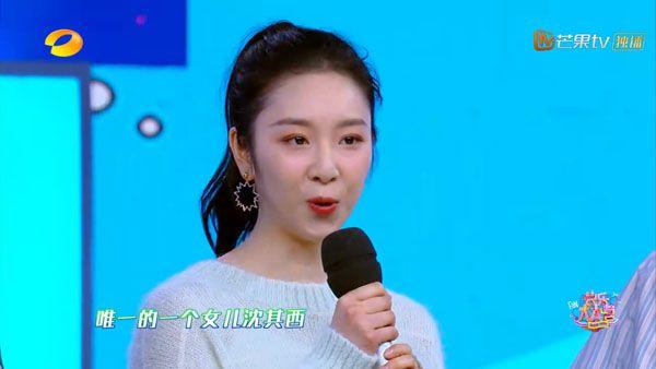 跟杨幂一起上《快本》,她全程零镜头,自我介绍后毫无存在感_葛施敏