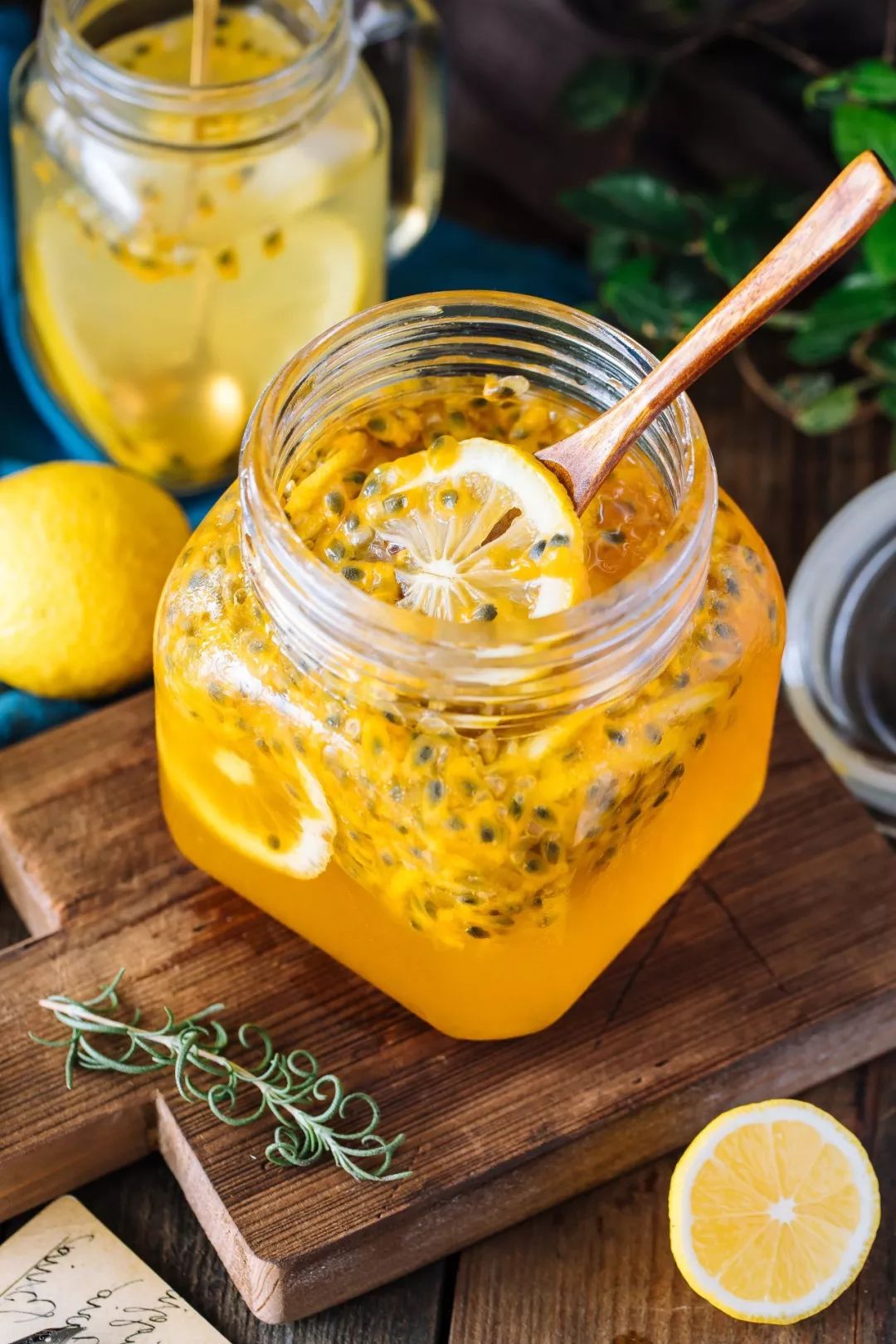 柠檬百香果蜜一起来做这一罐——做完后到喝一杯用柠檬果醋调制的