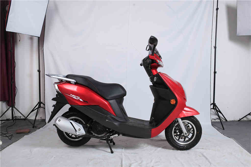 宗申zs125t踏板摩托的造型跟随时潮,以运动时尚风为设计主题,还是比较