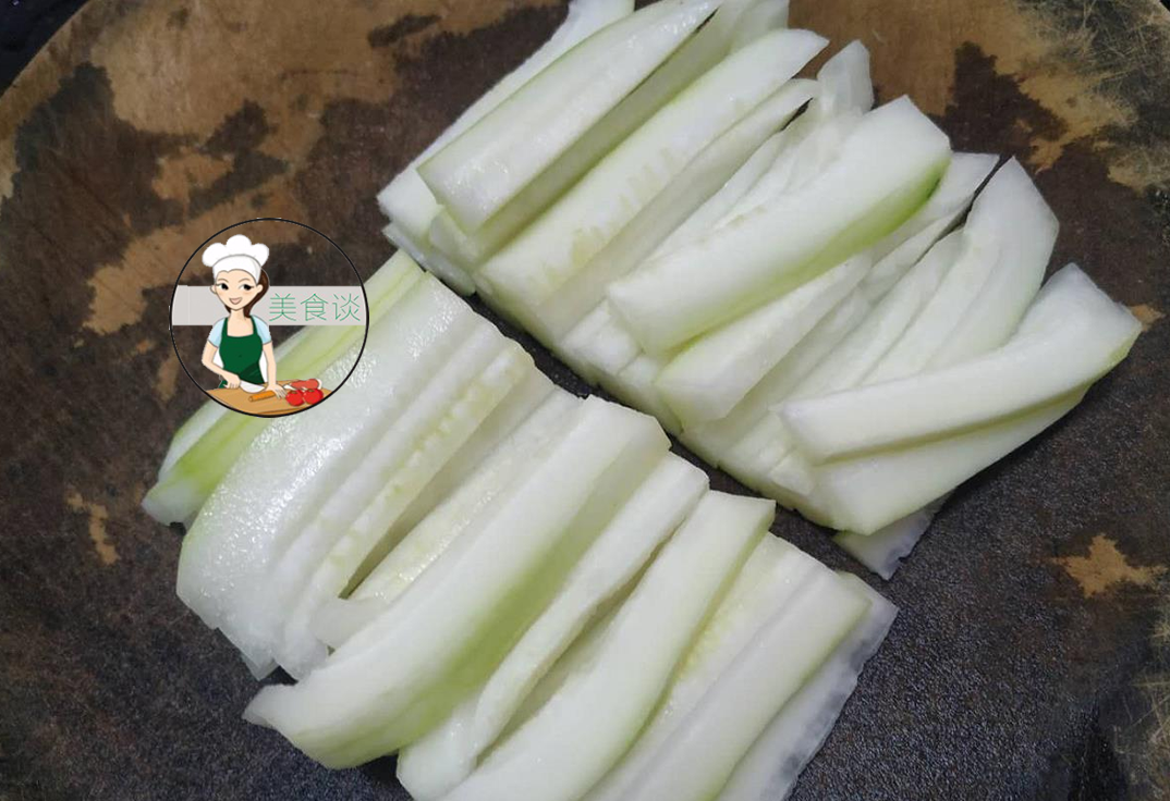 3,将节瓜洗干净切段,然后改刀切成条待用.