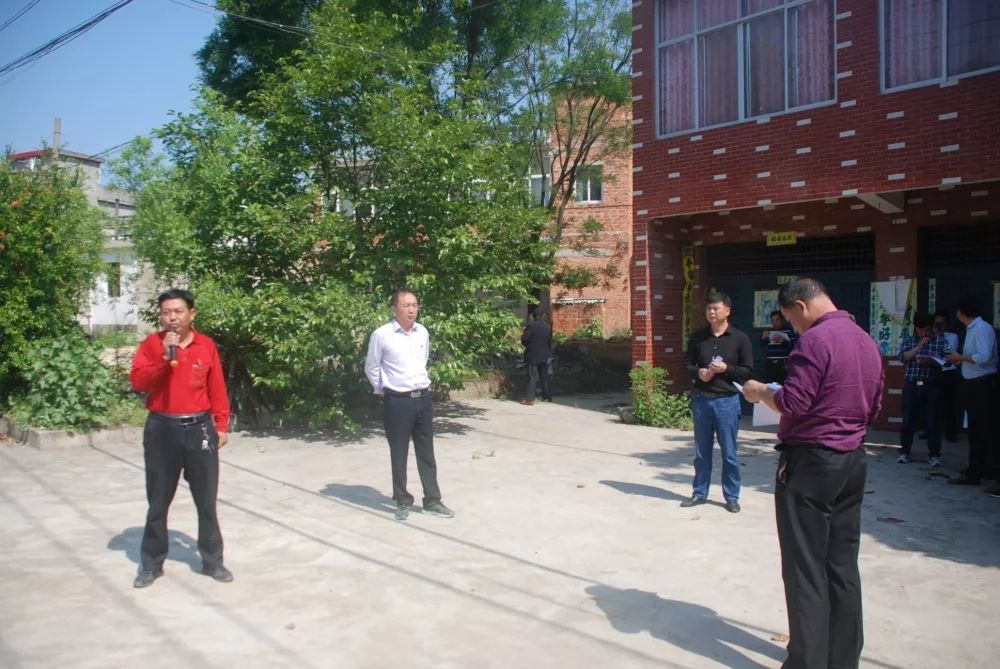 城事新县沙窝镇开展逐村观摩整乡推进活动