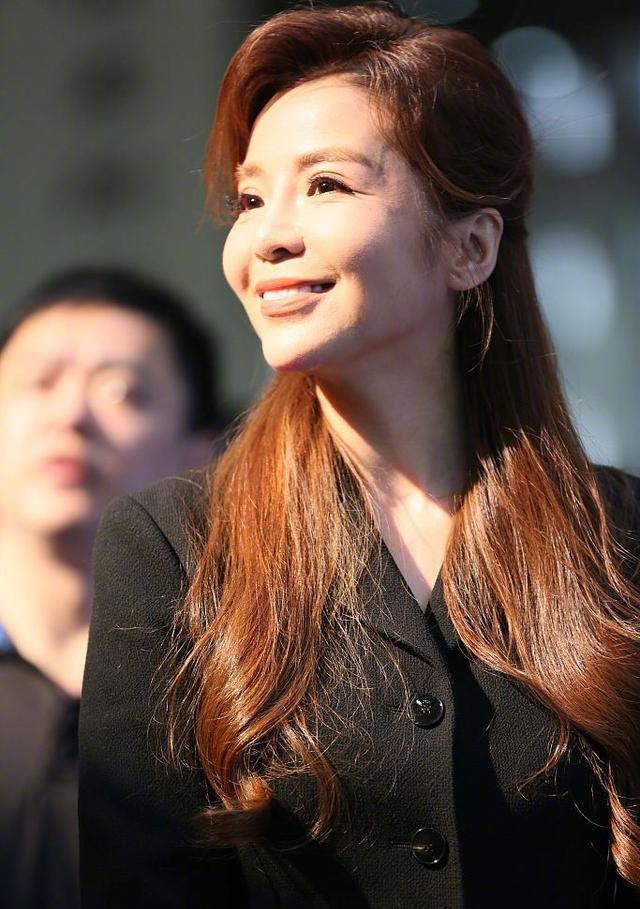 46朱迅不服老染黄发就算了还穿波点半裙脸上有皱纹也美得优雅