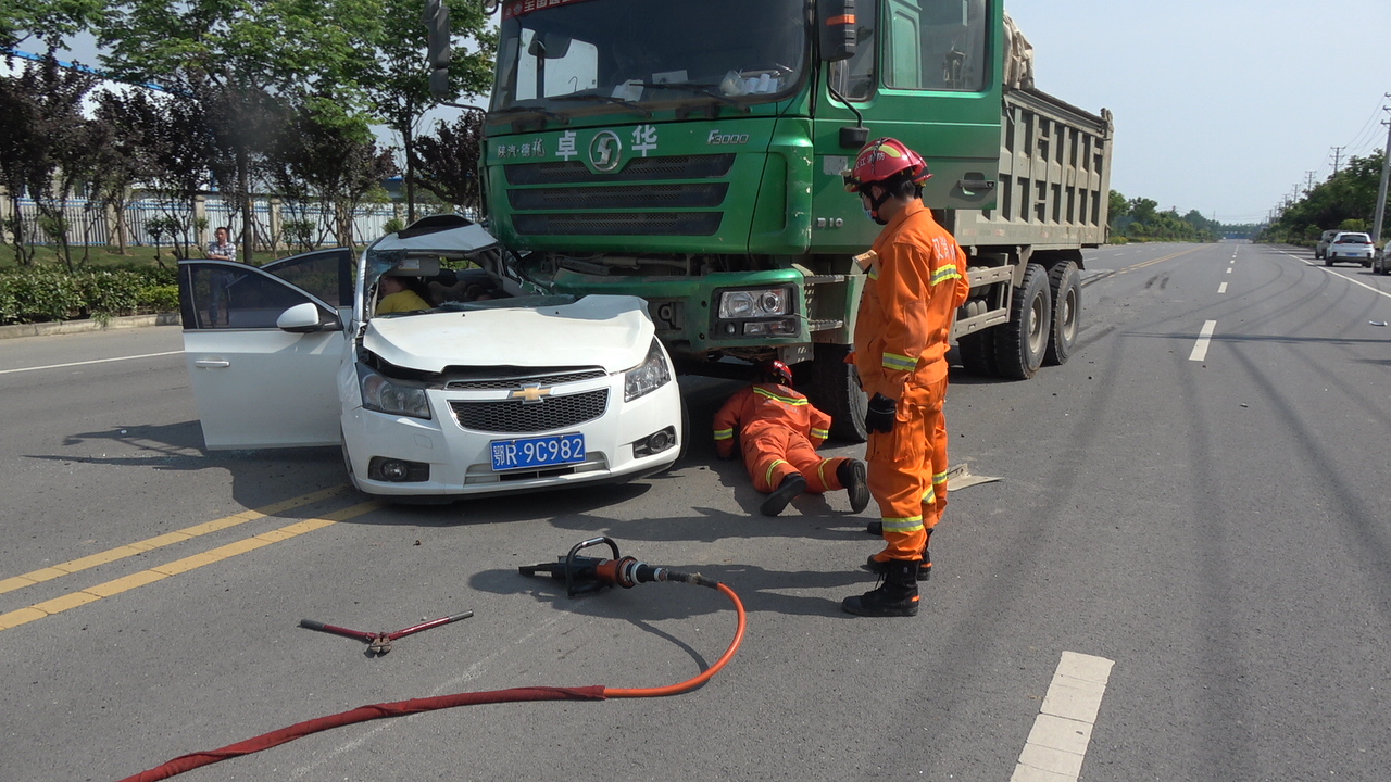 湖北天门:孕妇车祸被困 救援现场消防员为其撑伞遮阳守护