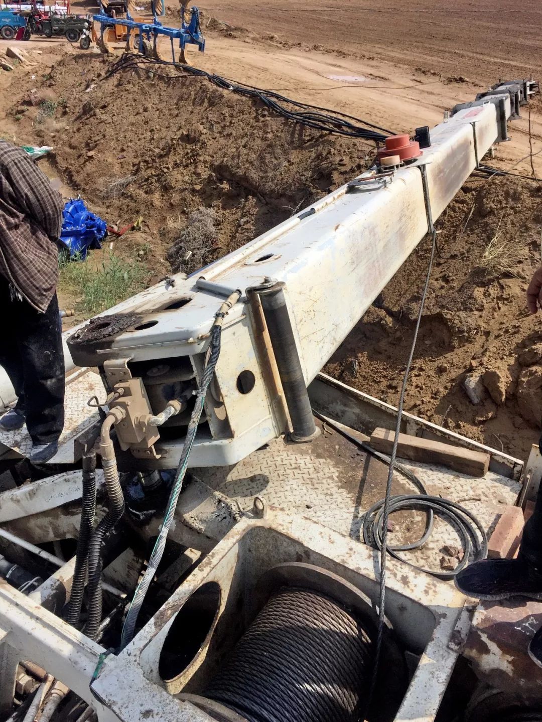 银川一辆吊车大臂倒塌,直接砸向地面,车主鞋都跑丢了!