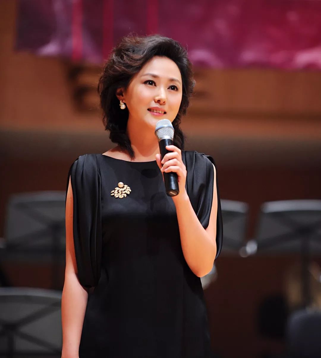 主持人简介他的音乐也在"圣彼得堡之春"音乐节,鞑靼斯坦当代音乐节