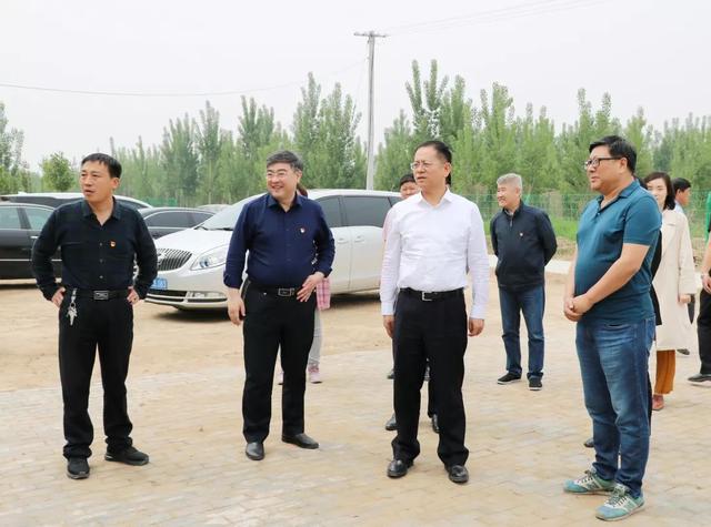 5月8日,市国资委党委书记,主任彭三,党委副书记焦文胜一行深入我镇敖