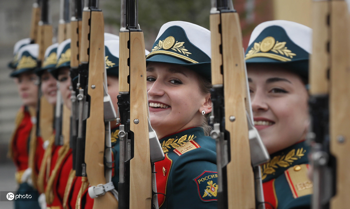 俄罗斯女兵阅兵仪式图片