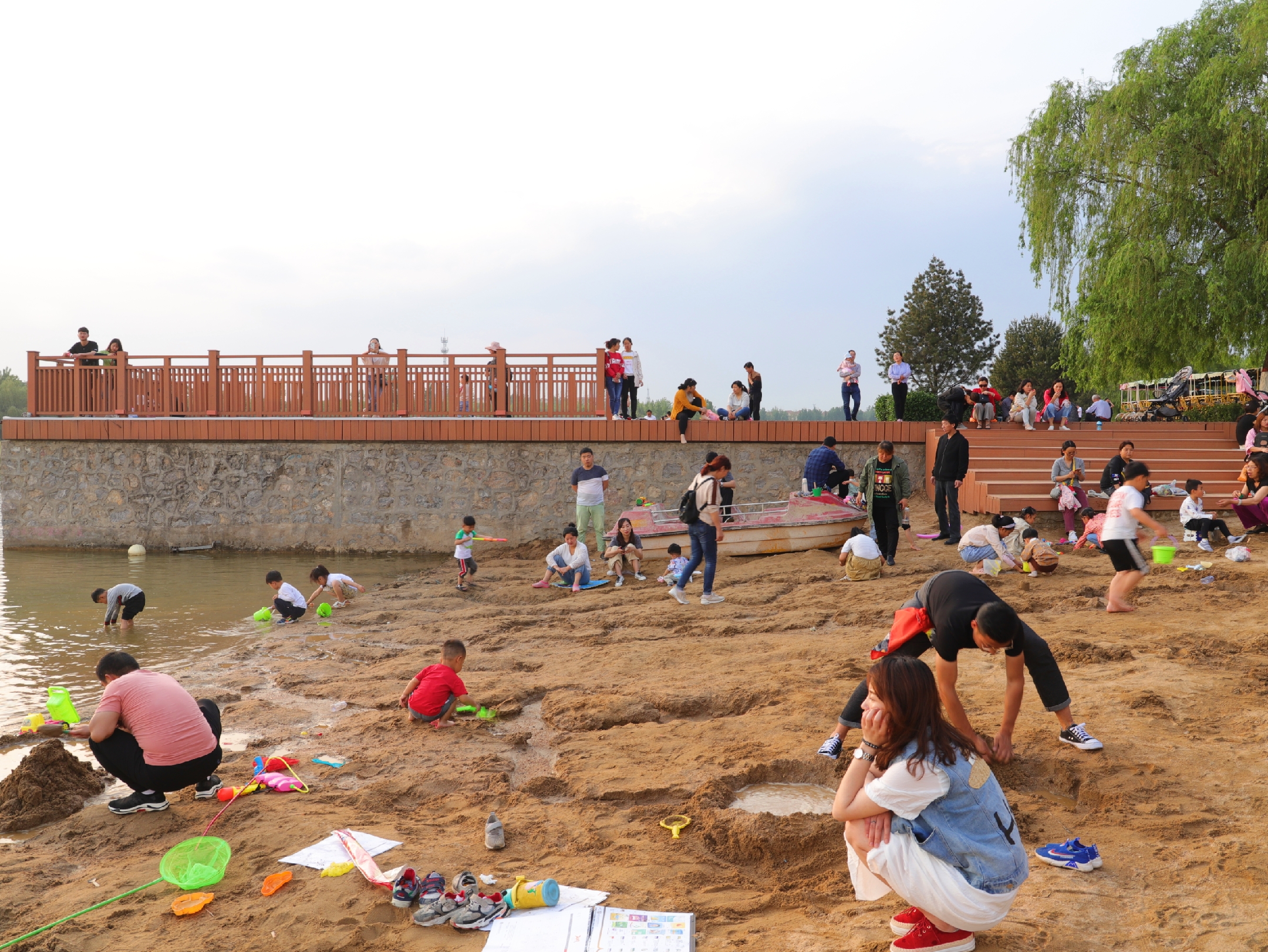 可是河南省鹤壁市淇滨区淇河滩上,孩子们全然不顾,都在兴致勃勃地