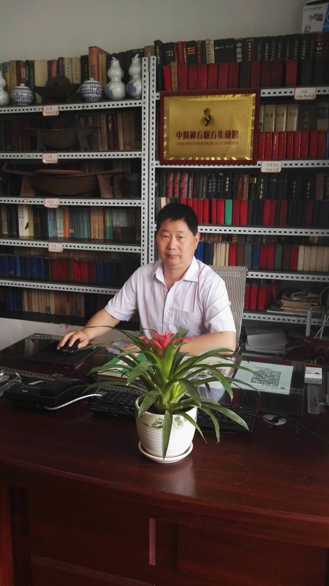 弘扬国医文化潜心收藏医书三十年中医药古旧图书收藏家吴炳德