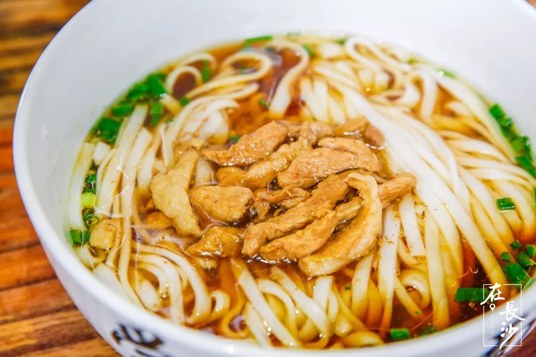 这两家开了20多年的米粉店,代表长沙入选《早餐中国》.