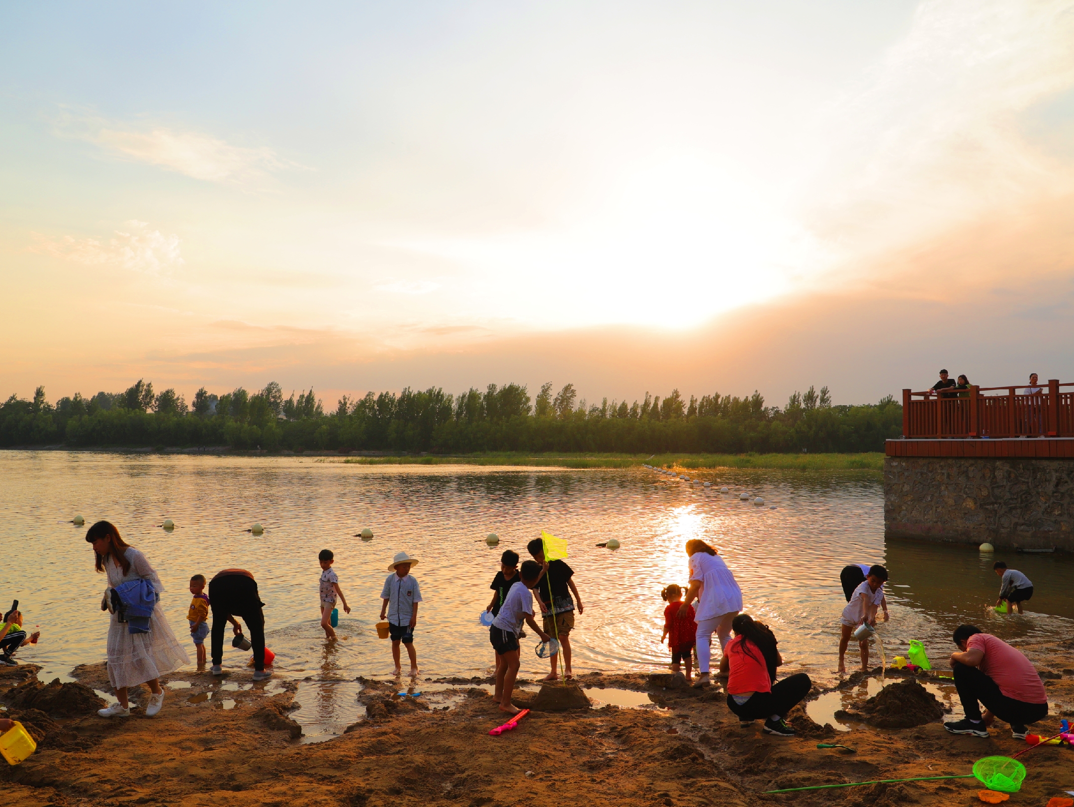 可是河南省鹤壁市淇滨区淇河滩上,孩子们全然不顾,都在兴致勃勃地