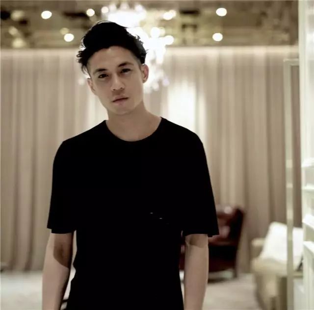 男友叫elroy石正祥,是新加坡人,实实在在的一个富二代.