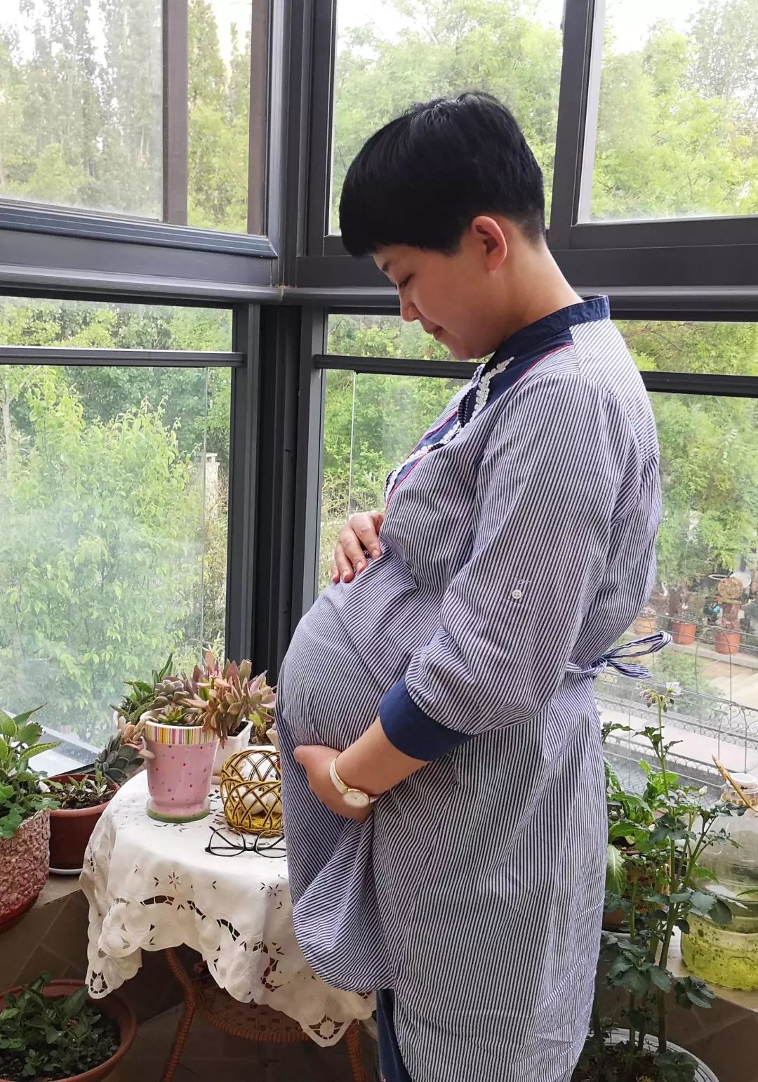 抚摸着腹中的你期待着你像天使般降临想象着你是一个活泼爱动的孩子
