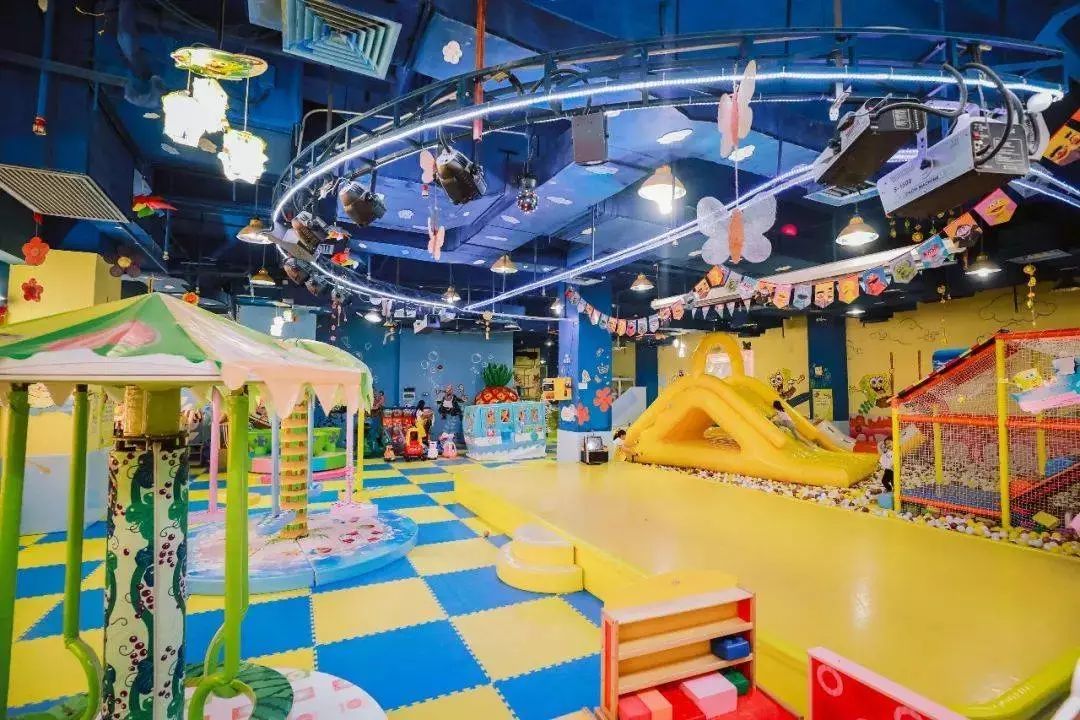 水,色彩组合 设计环境,渲染氛围,通过科学的立体组合 形成一个集 游乐