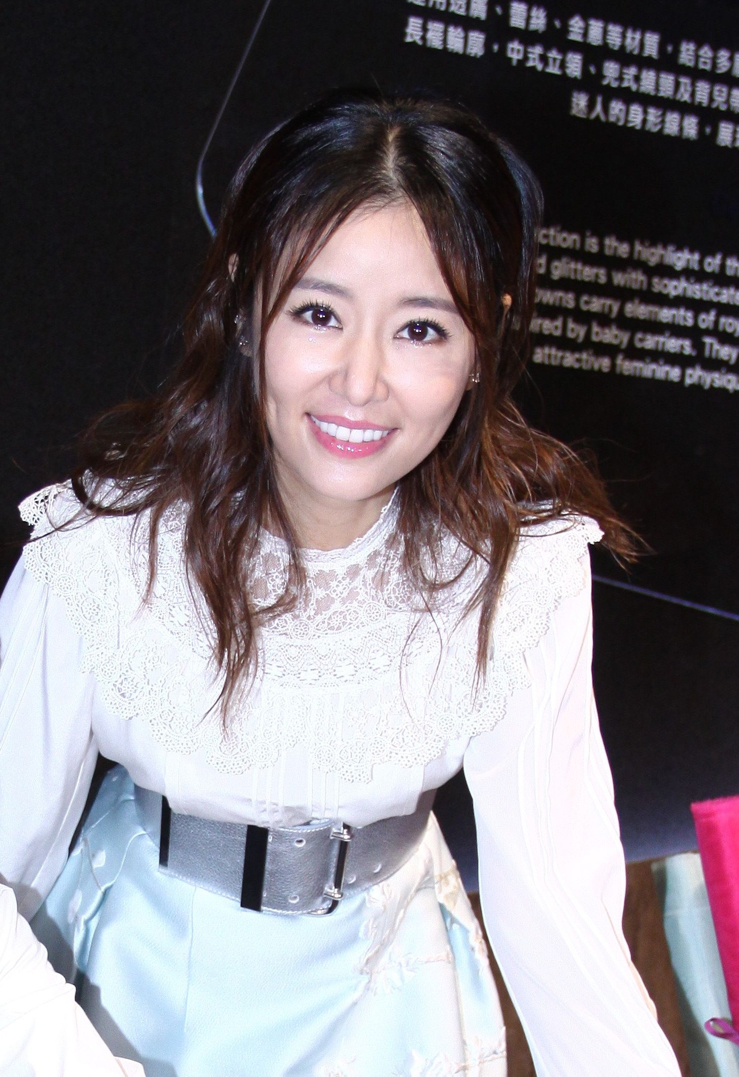 43岁林心如回应2胎传闻全程带笑身材纤细肌肤紧致太美了