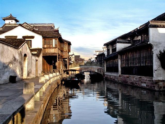 建筑,尤其是廊棚和古弄堪称"双绝",在诸多江南水乡古镇中可谓难得一见