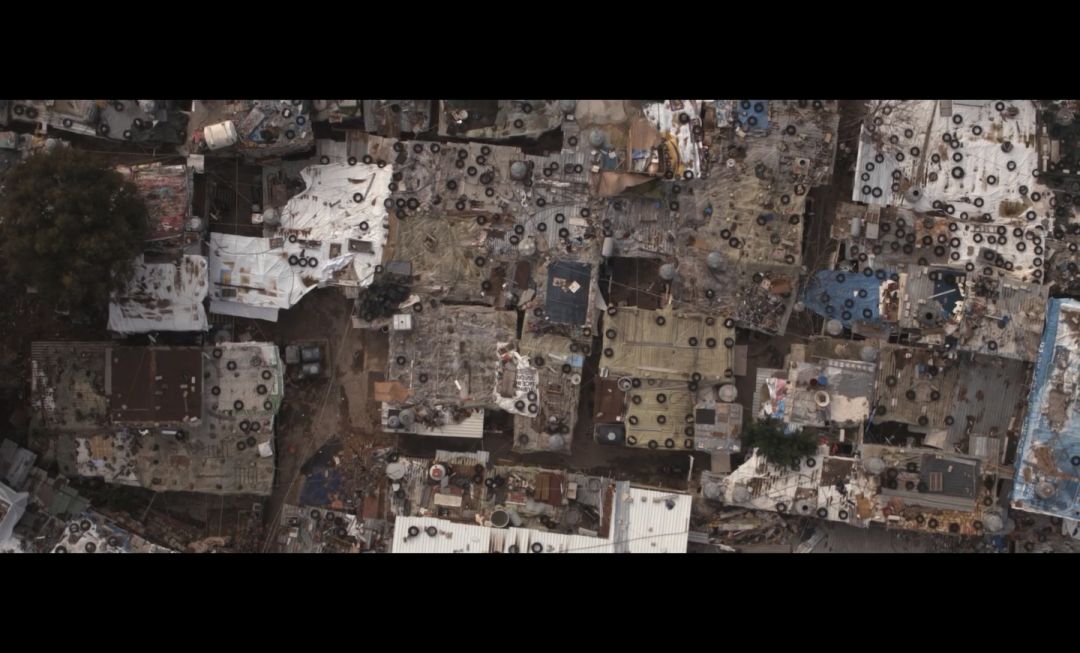 《何以为家》这部影片讲述的是在黎巴嫩的贫民窟里一个来自叙利亚的