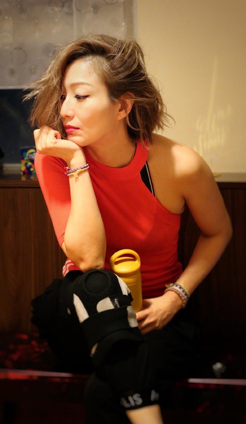 郑秀文深夜晒超美工作照 享受排练不受许志安影响