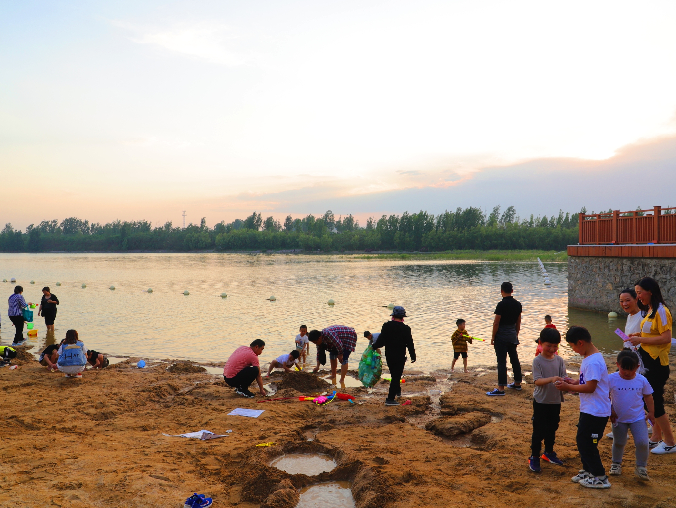 可是河南省鹤壁市淇滨区淇河滩上,孩子们全然不顾,都在兴致勃勃地