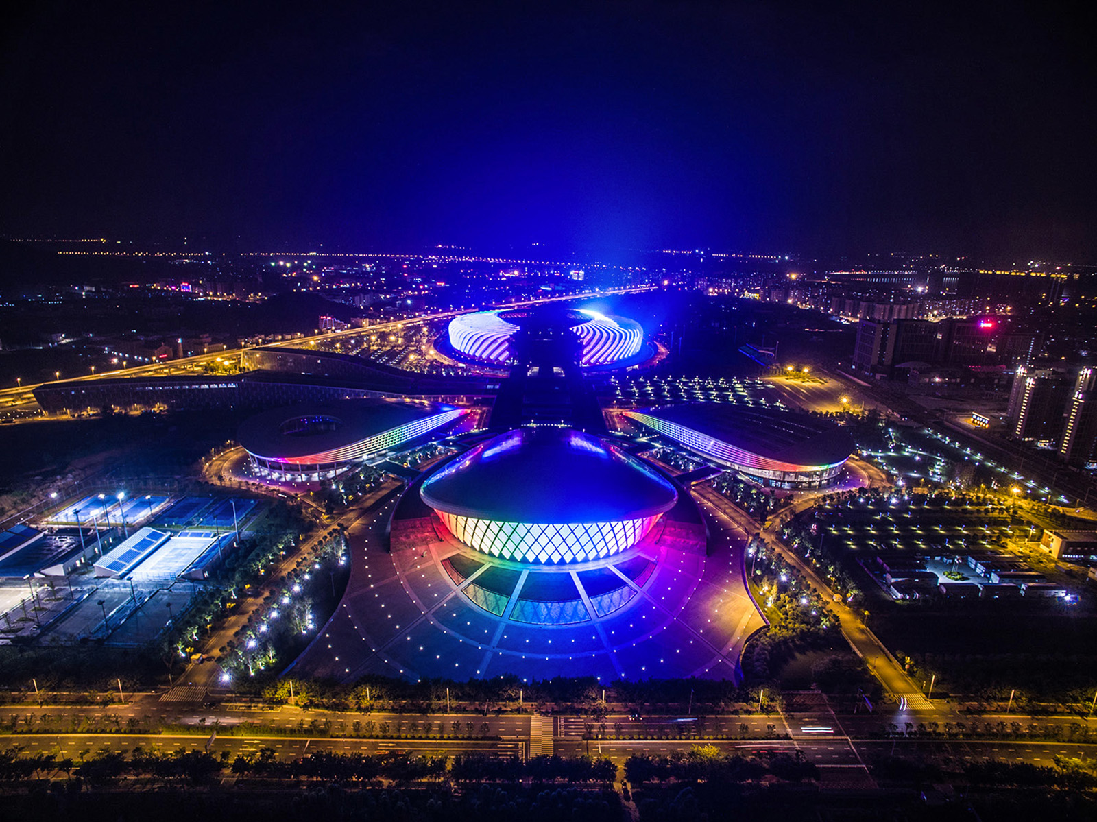 航拍福州海峡奥体中心,猜猜外形像什么?