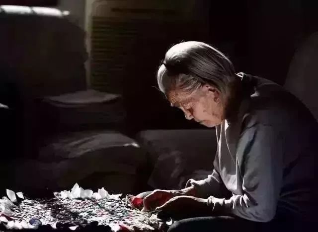 今天母亲节一曲烛光里的妈妈送给天下母亲