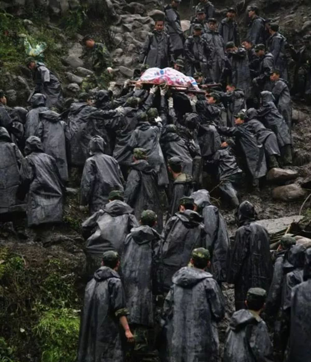 汶川大地震救援情景图片