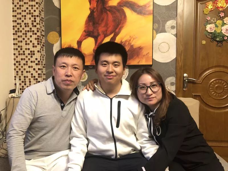 哈尔滨妈妈不仅教会"重度自闭症"儿子说话,今年儿子还将参加高考