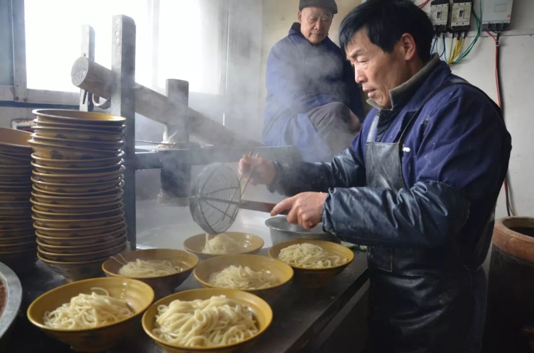 郏县小镇上的传统饸饹面压面全靠屁股坐食客络绎不绝