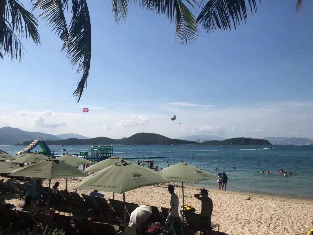 當日(航班起飛前 3 小時)抵達機場青島流亭國際機場指定地點(國際出發