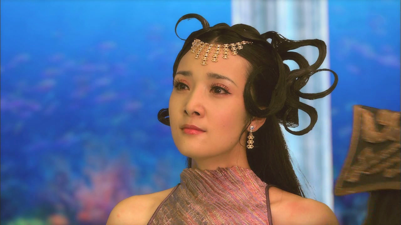 王妍苏扮演何敏,她是海底里的一只蚌精,一直喜欢着龙宫的太子,但太子