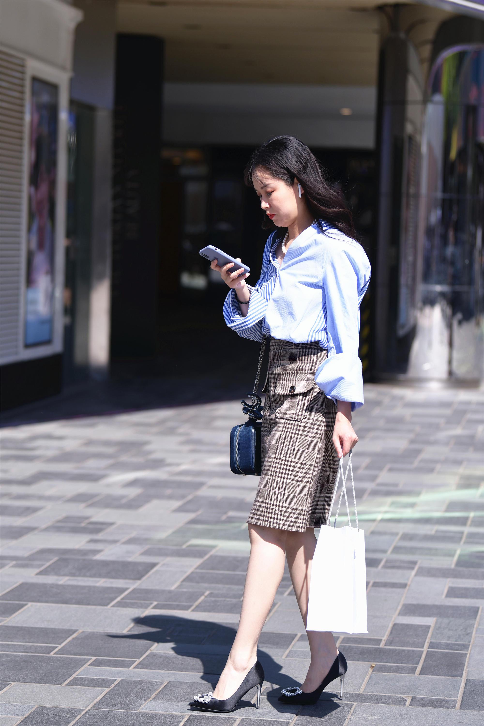 很多时尚的姑娘,相搭配出优雅的效果,都会下很多功夫,看一下这位长发