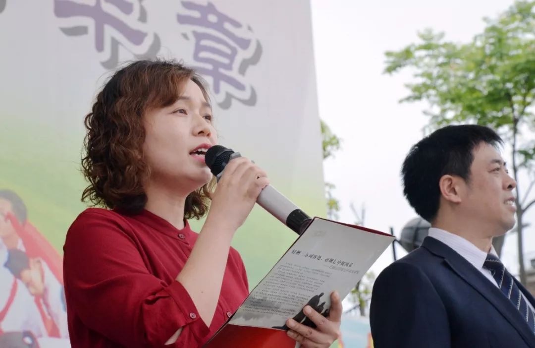 谢佳成妈妈发言九年级三班谢佳成的妈妈苏灿女士代表全体毕业班家长