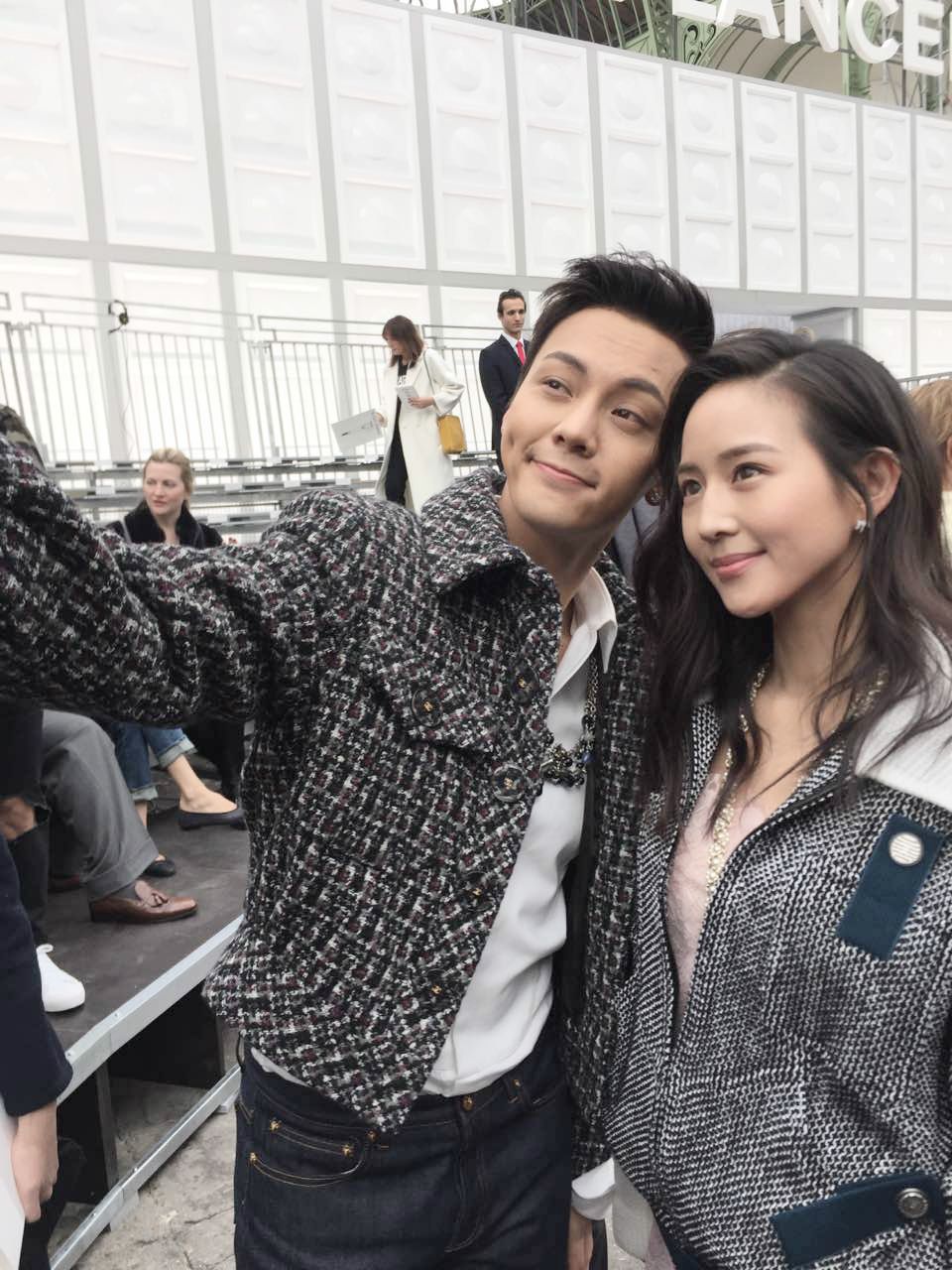 一手好牌打得稀烂,张钧甯当众搂黄磊胳膊,网友:要注意分寸