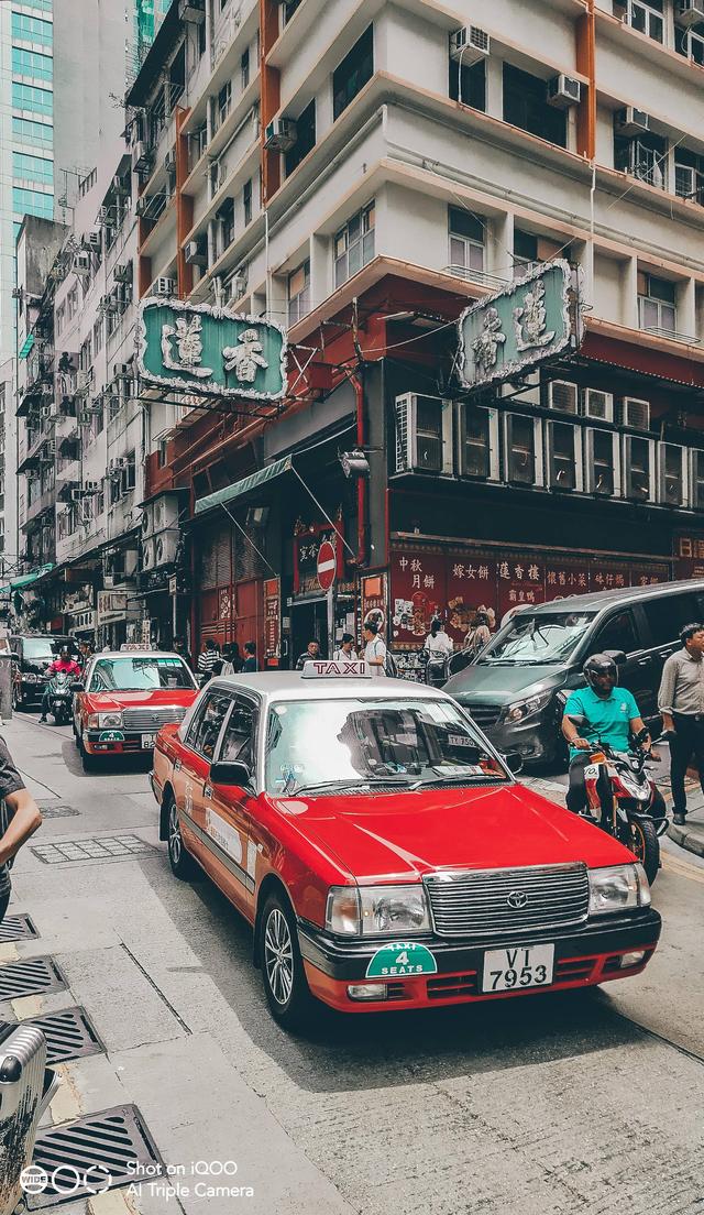 夜晚的街头,吃宵夜的老店内门庭若市,这种接地气的风景比起商业化严重