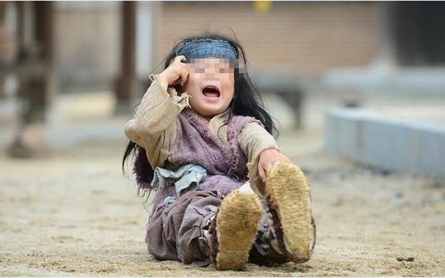 故事:男子捡个瞎孩子,村中老人说留下,瞎子睁眼救下全村