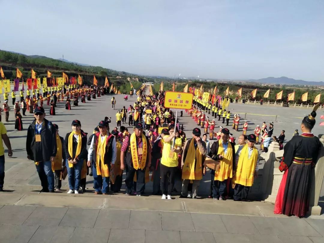 己亥年)海峡两岸神农炎帝民间拜祖典礼,在山西省高平市炎帝陵广场举行