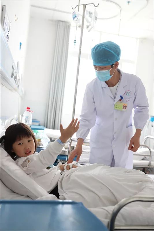 玉屏儿科里的90后男护士