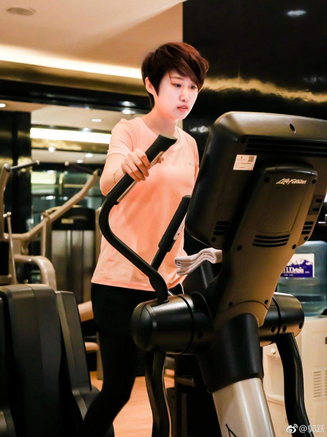 原创奥运冠军郭跃第2次穿裙子美到认不出31岁依然单身住大别墅