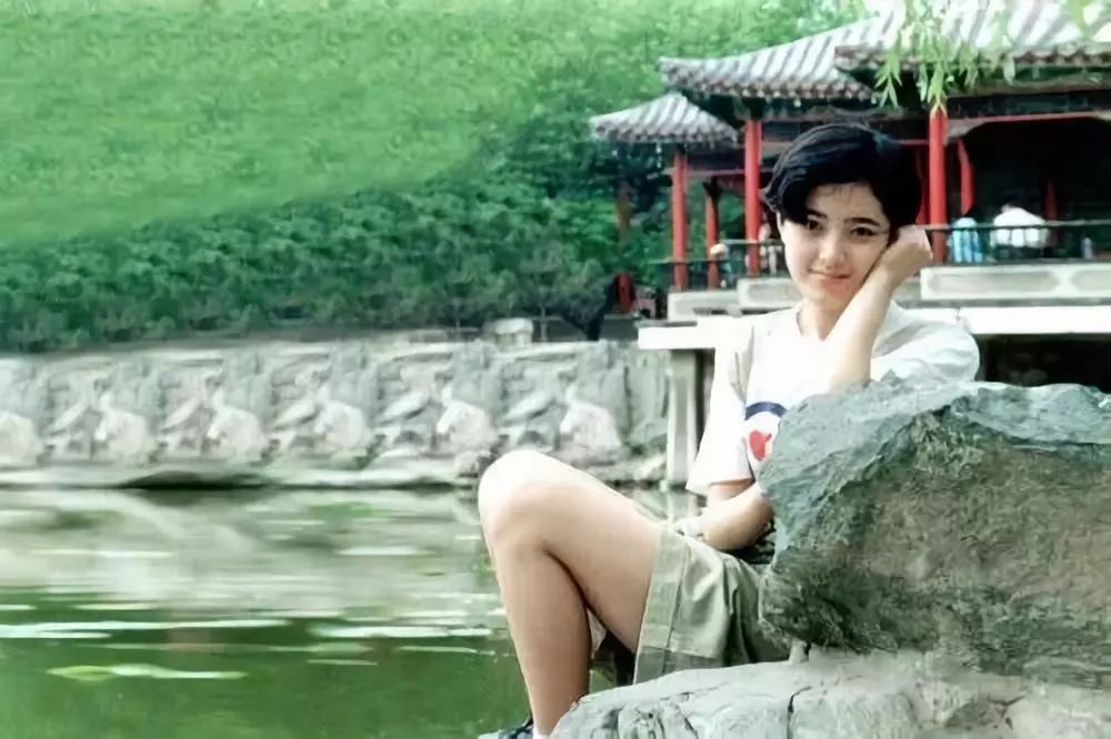 毕业后她就考上了北京戏曲学院,荆州市的一个平凡家庭,1976年,曾黎