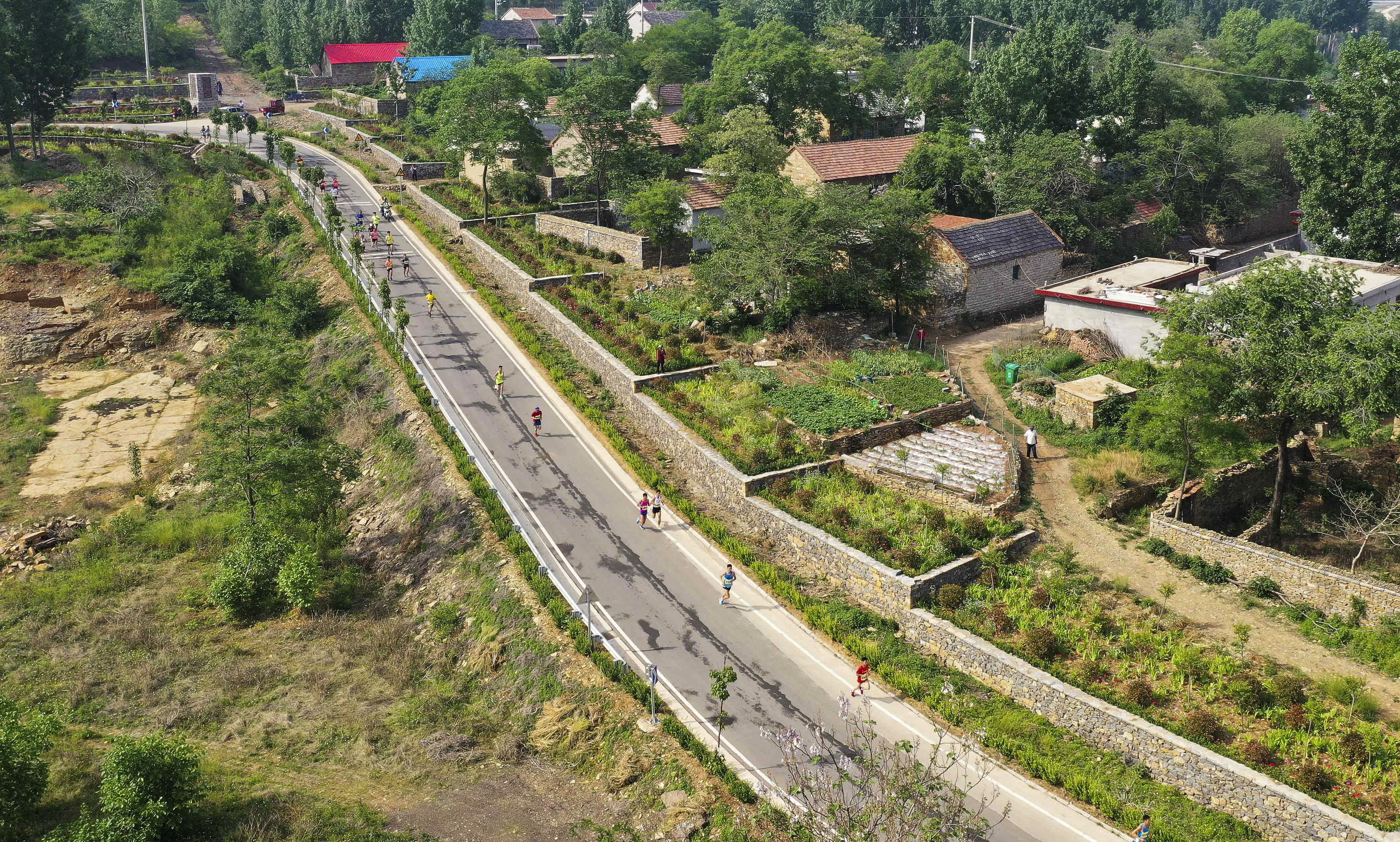 汇聚山东费县梁邱镇,在刚刚修建好的天景湖环湖路参加半程马拉松比赛