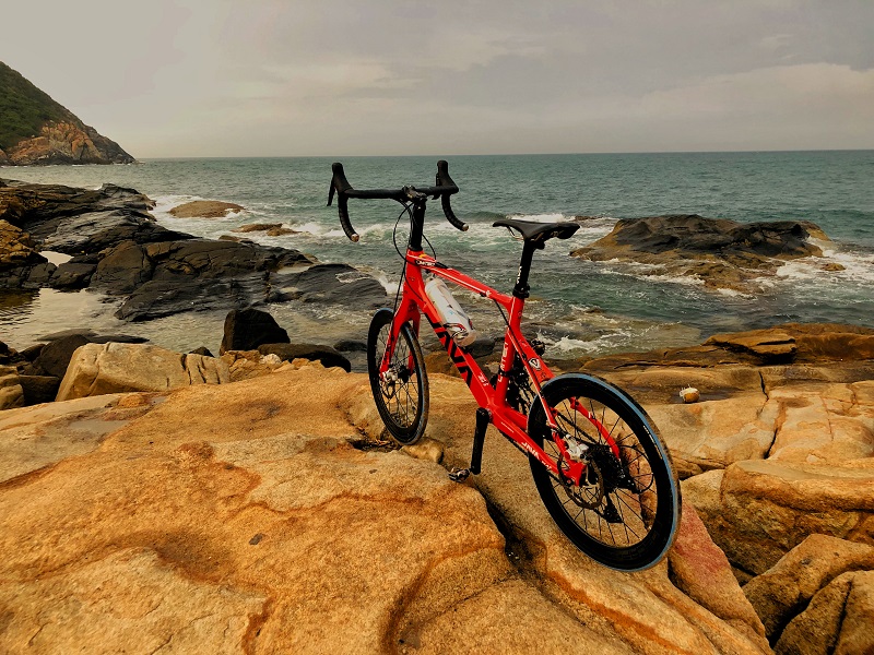当浪花袭来桀骜地敲击着顽石,零落的散浪恰巧飘落在我的车上,如同一场