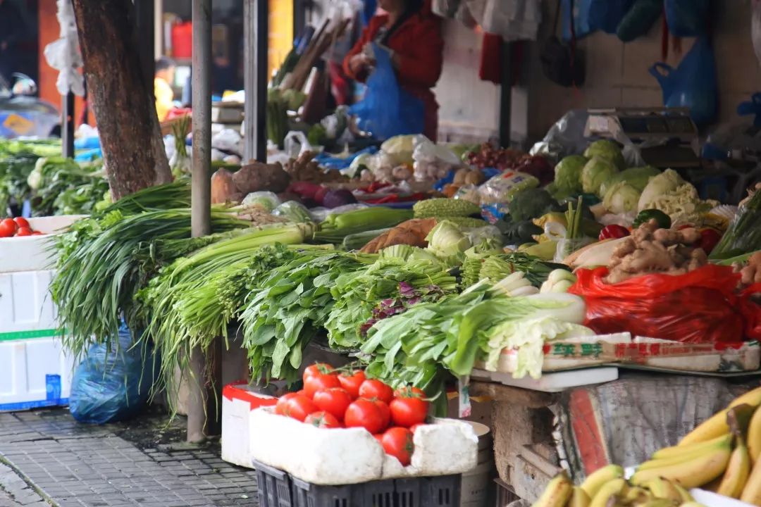 从路边摊到炸料铺四里菜市场里的老牌炸料店老街坊一吃就是30年