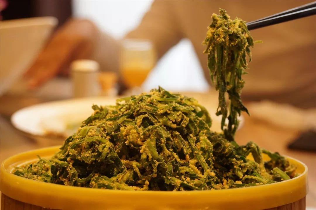 蛰头冻那叫一个爽沫合鲜味降低了葱的辣度被称为胶州湾"四小海鲜"蚝艮