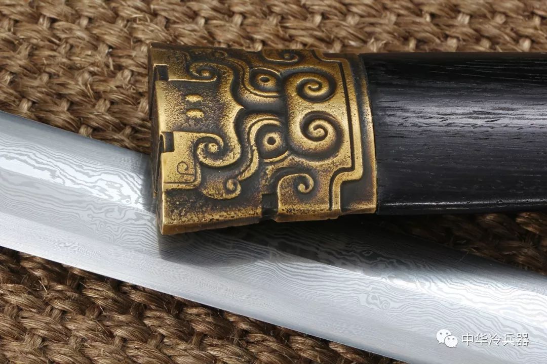 这是因为,剑身长度比普通汉剑稍显长一些,宽度也比普通汉剑稍显窄一些