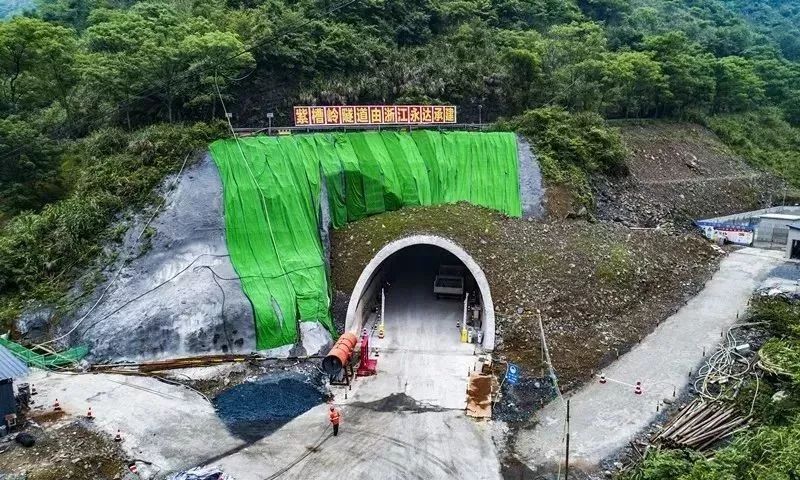 据了解,330国道淳安段临岐至紫槽岭段改建工程全长14.